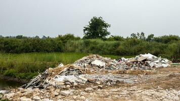 paisaje de pila de algo de hormigón escombros y blanco embaldosado techos siendo objeto de dumping juntos. foto