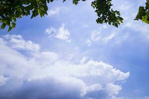 hermoso cielo azul con vista de fondo abstracto natural dramático nublado blanco foto