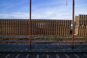 ferrocarril hormigón traviesas apilado debajo el azul cielo para el construcción de un nuevo pista en Bangladesh foto