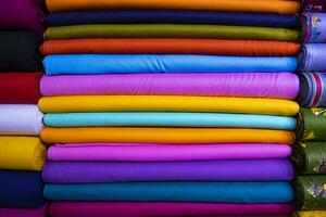 Variedad artística colores de tonos de sombra telas apiladas en el estante de la tienda minorista para la venta foto