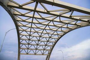 el metal estructura diseño de el puente Superior debajo el azul cielo en Bangladesh foto