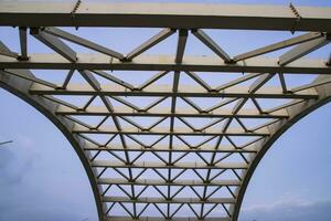 el metal estructura diseño de el puente Superior debajo el azul cielo en Bangladesh foto