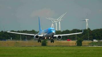 Amsterdã, a Países Baixos Julho 26, 2017 - tui mosca boeing 737 ph tfc aterrissagem às pista 18r polderbaan. shiphol aeroporto, Amsterdã, Holanda video