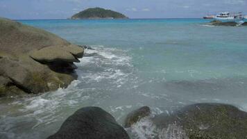 turkos vågor rullad på de stenar, strand av koh miang ö, similan öar video