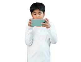 chico vistiendo blanco largo manga camiseta en utilizar teléfono foto