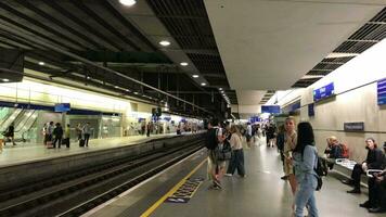 maravilloso bajo ángulo imágenes de británico tren a ferrocarril plataforma de S t pancras internacional estación a central Londres ciudad de Inglaterra genial Bretaña, imágenes estaba capturado en ago 02, 2023 video