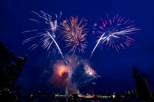 fuegos artificiales en el río en el cielo oscuro foto