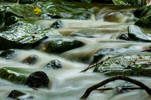 jetkod cascada en jetkod-pongkonsao natural estudiar y eco en saraburi provincia. foto