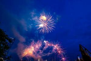 fuegos artificiales en el río en el cielo oscuro foto