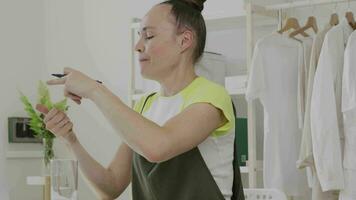 une femme est séance à une bureau avec une portable Faire vlog ou vivre courant video