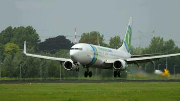 Amsterdam, de Nederland juli 27, 2017 - transavia boeing 737 ph hzx landen Aan landingsbaan 18r polderbaan. schiphol luchthaven, Amsterdam, Holland video