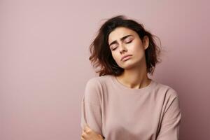 retrato de estrés mujer, tristeza y intentó expresión cara aislado en estudio antecedentes. triste emoción concepto. ai generado foto