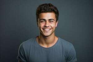 contento joven hombre retrato con Moda camisa sonrisa en estudio antecedentes. ai generado foto