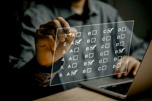 hombre elige cuestionario con caja, encuesta formar en línea, responder preguntas en el examen de prueba negocio Lista de Verificación y relleno encuesta formar en línea utilizando tecnología para educación, aprendiendo. foto