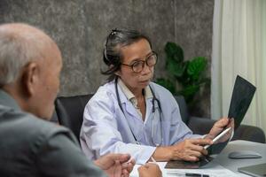 asiático mujer médico acecho paciente radiografía película, mri y Connecticut escanear. salud cuidado concepto. foto