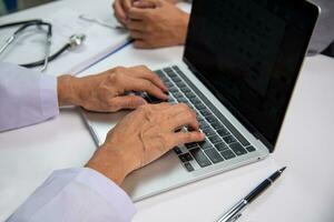 hembra médico utilizando computadora a Mira a paciente reporte y historia.medica aplicaciones, consultante en línea, cuidado de la salud y médico concepto. foto