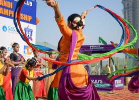 nuevo Delhi, India - julio 01 2023 - bharathanatyam indio clásico odissi bailarines ejecutando a escenario. hermosa indio niña bailarines en el postura de indio bailar. indio clásico danza bharatanatyam foto