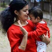 amoroso mamá que lleva de su bebé a sociedad parque. brillante retrato de contento mamá participación niño en su manos. madre abrazando su pequeño 9 9 meses antiguo hijo. foto