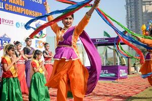 nuevo Delhi, India - julio 01 2023 - bharathanatyam indio clásico odissi bailarines ejecutando a escenario. hermosa indio niña bailarines en el postura de indio bailar. indio clásico danza bharatanatyam foto