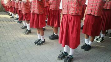 estudiantes línea arriba durante un bandera ceremonia a escuela, indonesio independencia día concepto foto