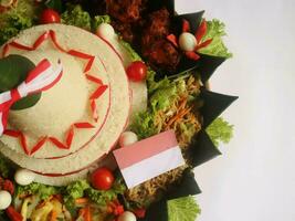 cono conformado arroz con indonesio nacional cinta llamado nasi tumpeng merah putih para independencia día celebracion a 17 agosto foto