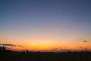 crepúsculo cielo con nube y vistoso puesta de sol naturaleza resumen antecedentes foto