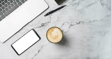 parte superior ver de móvil inteligente teléfono negro blanco burlarse de arriba blanco Copiar espacio para usar. en escritorio con ordenador portátil y café ,lápiz en gris mármol. foto