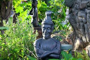 tailandés ermitaño nativo estatua en extensión postura o tailandés yoga para yo cuidado de la salud en wat pho, tailandia foto