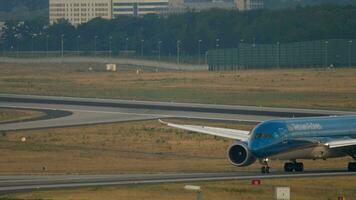 frankfurt am main, alemania 19 de julio de 2017 - vietnam airlnes boeing 787 dreamliner rodando después de aterrizar en 07l. fraport, frankfurt, alemania video