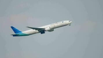 amsterdam, das Niederlande Juli 26, 2017 - - Garuda Indonesien boeing 777 pk gij Flug ga89 zu Jakarta cgk steigen nach nehmen aus beim aalsmeerbaan 18l, Schiffshol Flughafen, amsterdam, Holland video