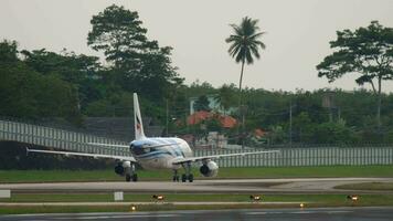 phuket, Tailandia 26 novembre 2017 - bangkok air airbus a319 hs ppf in rullaggio dopo l'atterraggio all'aeroporto internazionale di phuket video