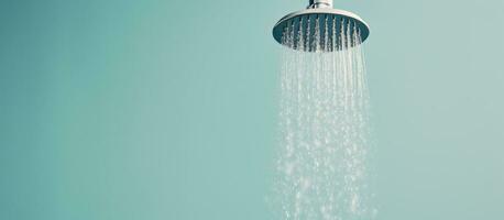 foto de un refrescante ducha con agua fluido desde el ducha cabeza con Copiar espacio