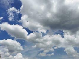 hermosa cielo con nubes para un brillante día, bueno para antecedentes. foto