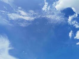 hermosa cielo con nubes para un brillante día, bueno para antecedentes. foto