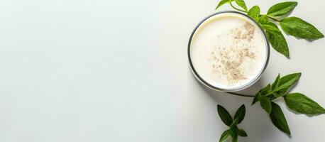 foto de un refrescante vaso de Leche adornado con un puntilla de Fresco menta con Copiar espacio