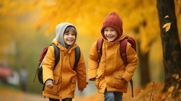 niños felices van a la escuela foto