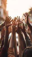 ai generativo multirracial mejor amigos grupo dando alto cinco sentado a café mesa contento diverso africano y caucásico joven personas unirse manos arriba juntos a reunión unidad y apoyo en amigo foto