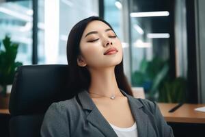 ai generativo sonriente mujer de negocios sentado en oficina silla relajante con ojos cerrado calma hembra trabajador o mujer CEO sensación pacífico descansando a lugar de trabajo soñando acerca de positivo cosas distraído fr foto