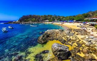 puerto escondido oaxaca mexico 2023 palmas sombrillas Dom tumbonas playa personas zicatela puerto escondido México. foto