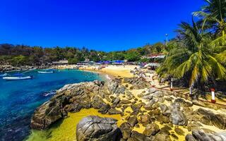 puerto escondido oaxaca mexico 2023 palmas sombrillas Dom tumbonas playa personas zicatela puerto escondido México. foto