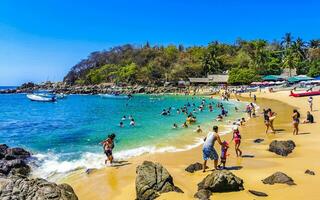 puerto escondido oaxaca mexico 2023 palmas sombrillas Dom tumbonas playa personas zicatela puerto escondido México. foto