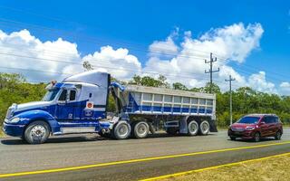 playa del carmen qiuntana roo mexico 2023 varios mexicano camiones transportadores furgonetas entrega carros en México. foto