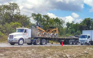 playa del carmen qiuntana roo mexico 2023 varios mexicano camiones transportadores furgonetas entrega carros en México. foto