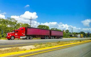 playa del carmen qiuntana roo mexico 2023 varios mexicano camiones transportadores furgonetas entrega carros en México. foto