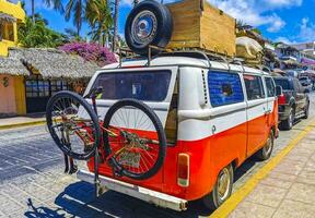 puerto escondido oaxaca mexico 2023 antiguo Clásico clásico minibuses furgonetas transportadores vehículos carros en México. foto