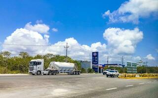 playa del carmen quintana roo mexico 2023 ocupado la carretera calle carros tráfico mermelada playa del carmen México. foto