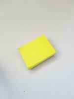 aislado blanco foto de un amarillo pegajoso nota. estos pegajoso notas Mira flotante.