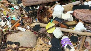 basura suciedad plástico veneno basura y contaminación en la playa de tailandia. video