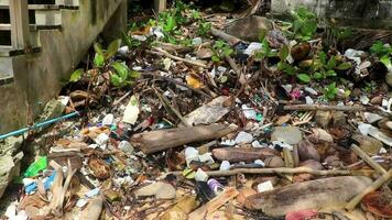 déchets plastiques déchets empoisonnés et pollution sur la plage en thaïlande. video