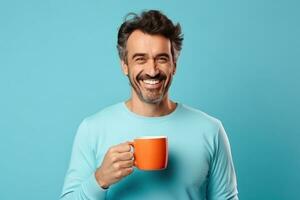 contento hombre con taza de café foto